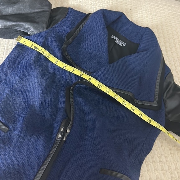 Vince Boucle’ Sweater Jacket with Leather Sleeves and a trim Size 4 - Picture 10 of 10